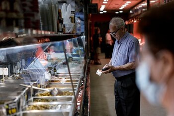 Un cliente se prepara para