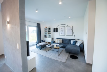 Ein Wohnzimmer mit Trennwand zur