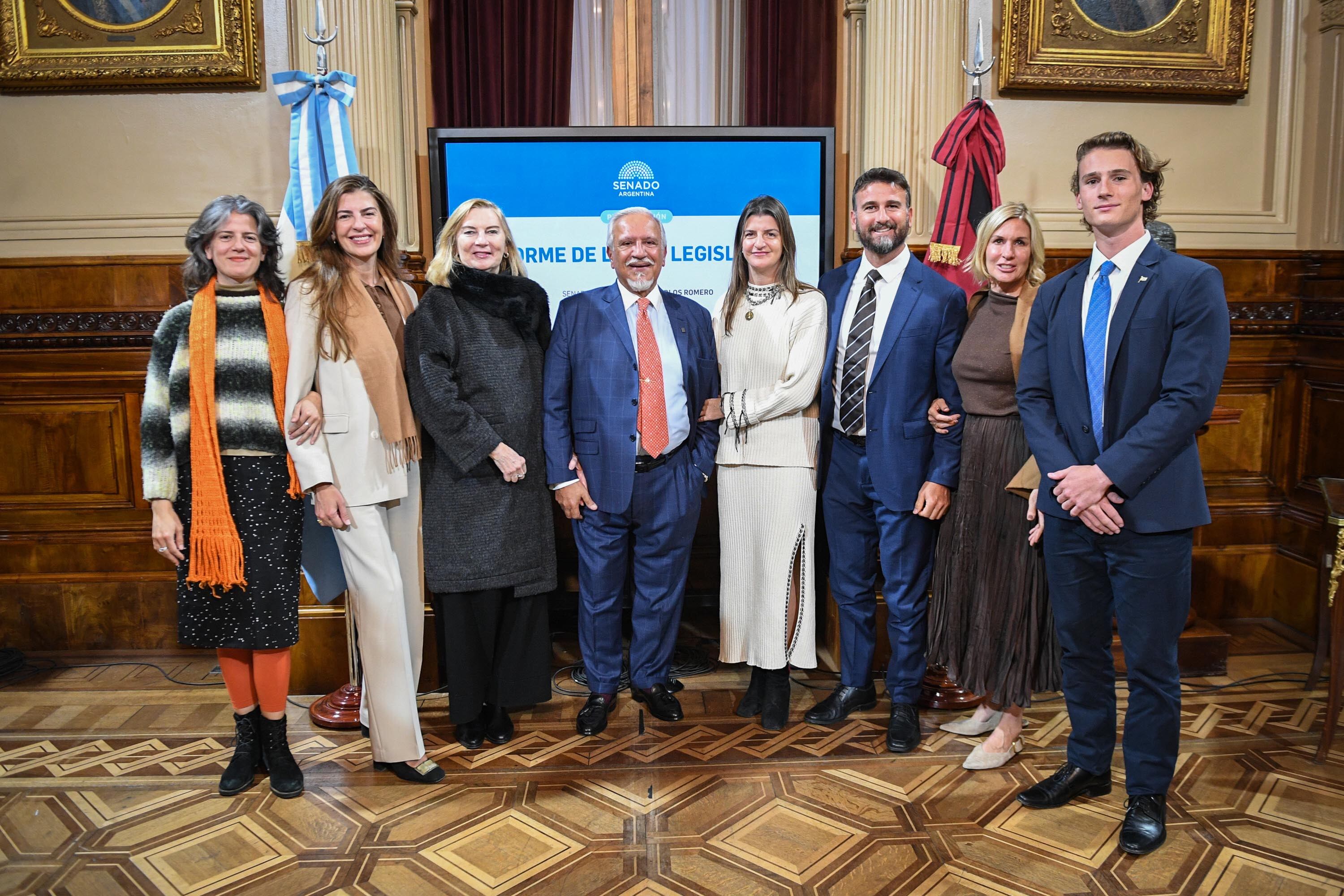 El peronista disidente Juan Carlos Romero junto a familiares en el Salón Arturo Illia de la Cámara alta (Prensa Senado)