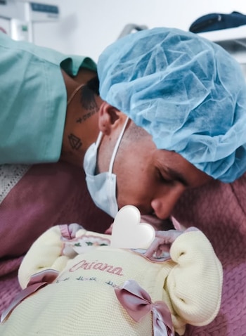 Gustavo Puerta dándole un pico a su hija, Oriana Puerta, después de su nacimiento - crédito @valeriavalencia___/Instagram