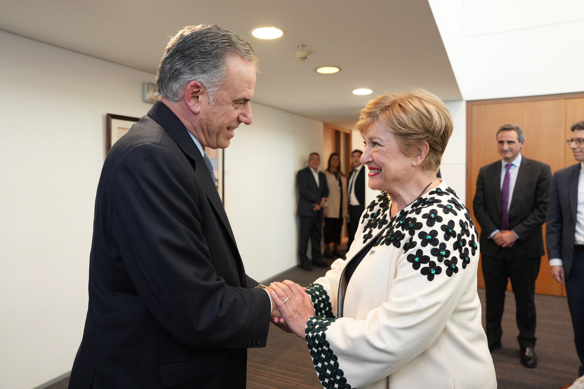 Presidenta del FMI, Kristalina Georgieva, con el presidente de Uruguay, Yamandú Orsi (X Kristalina Georgieva)