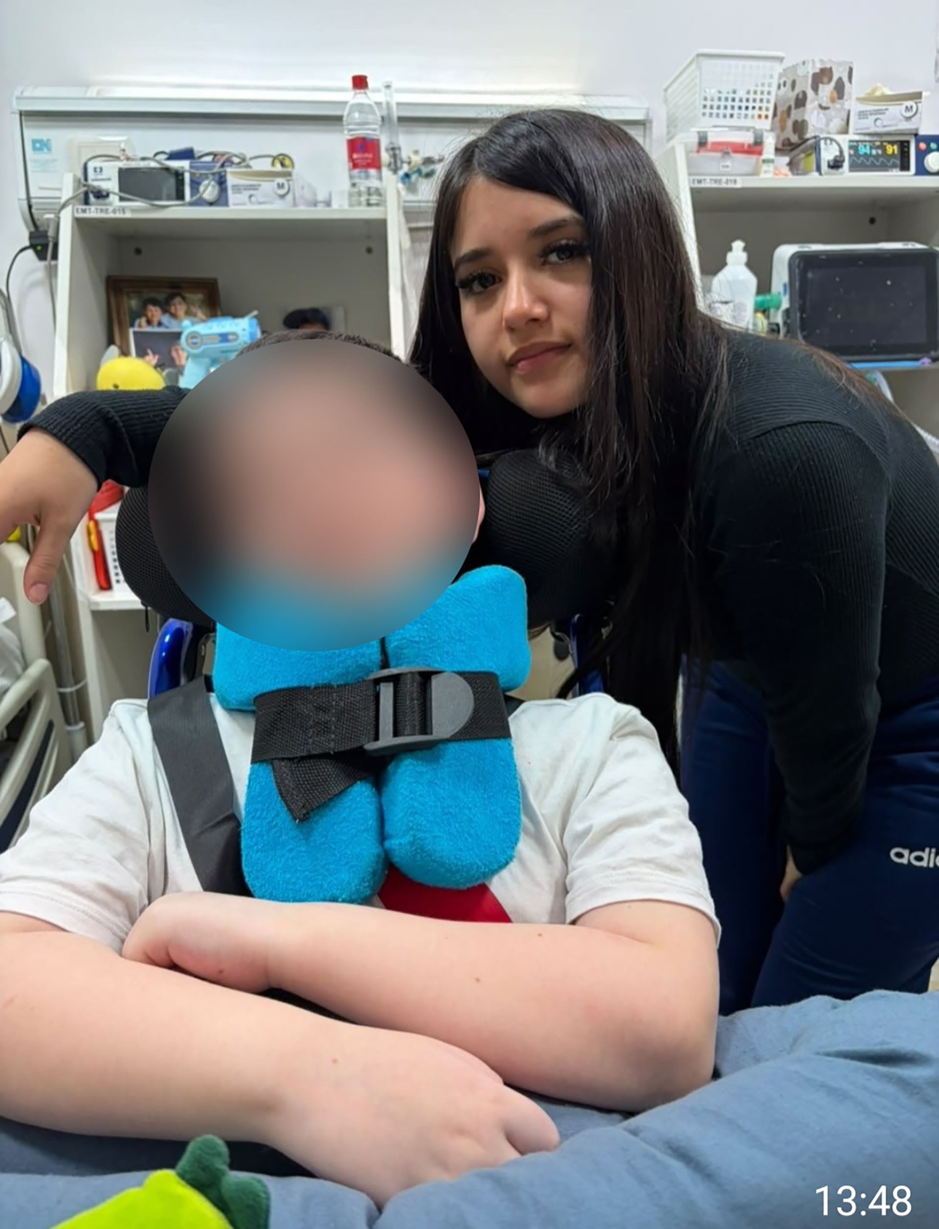El paciente superó diecisiete cirugías y meses de internación debido a fracturas de cráneo y daños hepáticos