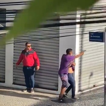 El hombre armado caminó varias