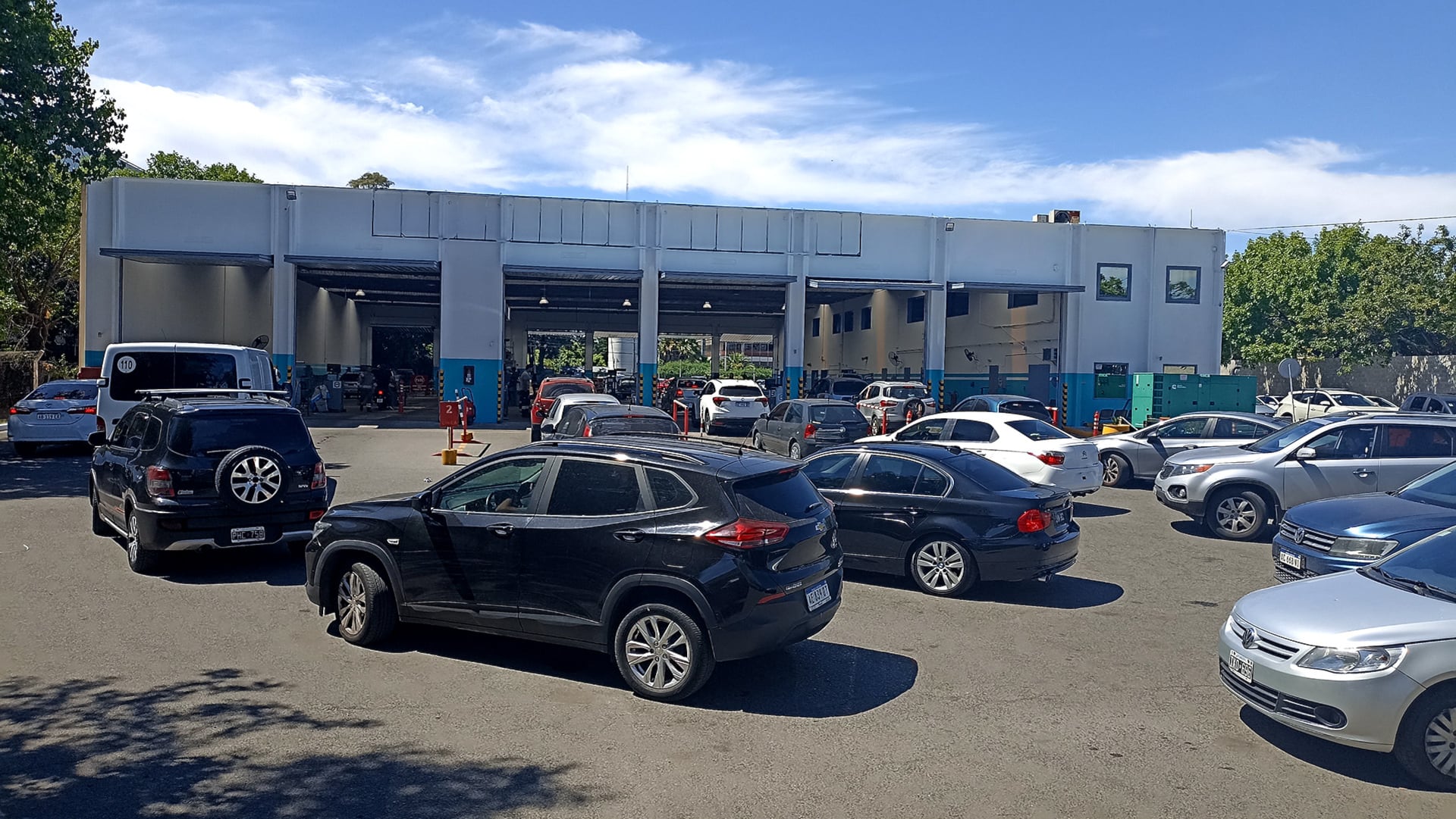 Una planta de Verificación Técnica Vehicular (VTV) en la provincia de Buenos Aires muestra largas filas de vehículos en enero, ante la no adhesión provincial a la desregulación de las revisiones técnicas obligatorias.