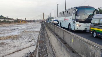 Muro con filtraciones en Vía