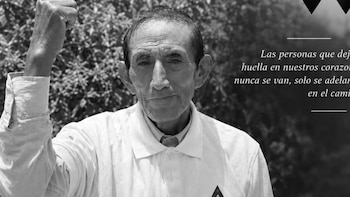 Retrato en blanco y negro de Virgilio Asto García alzando el puño derecho, junto a un texto en castellano