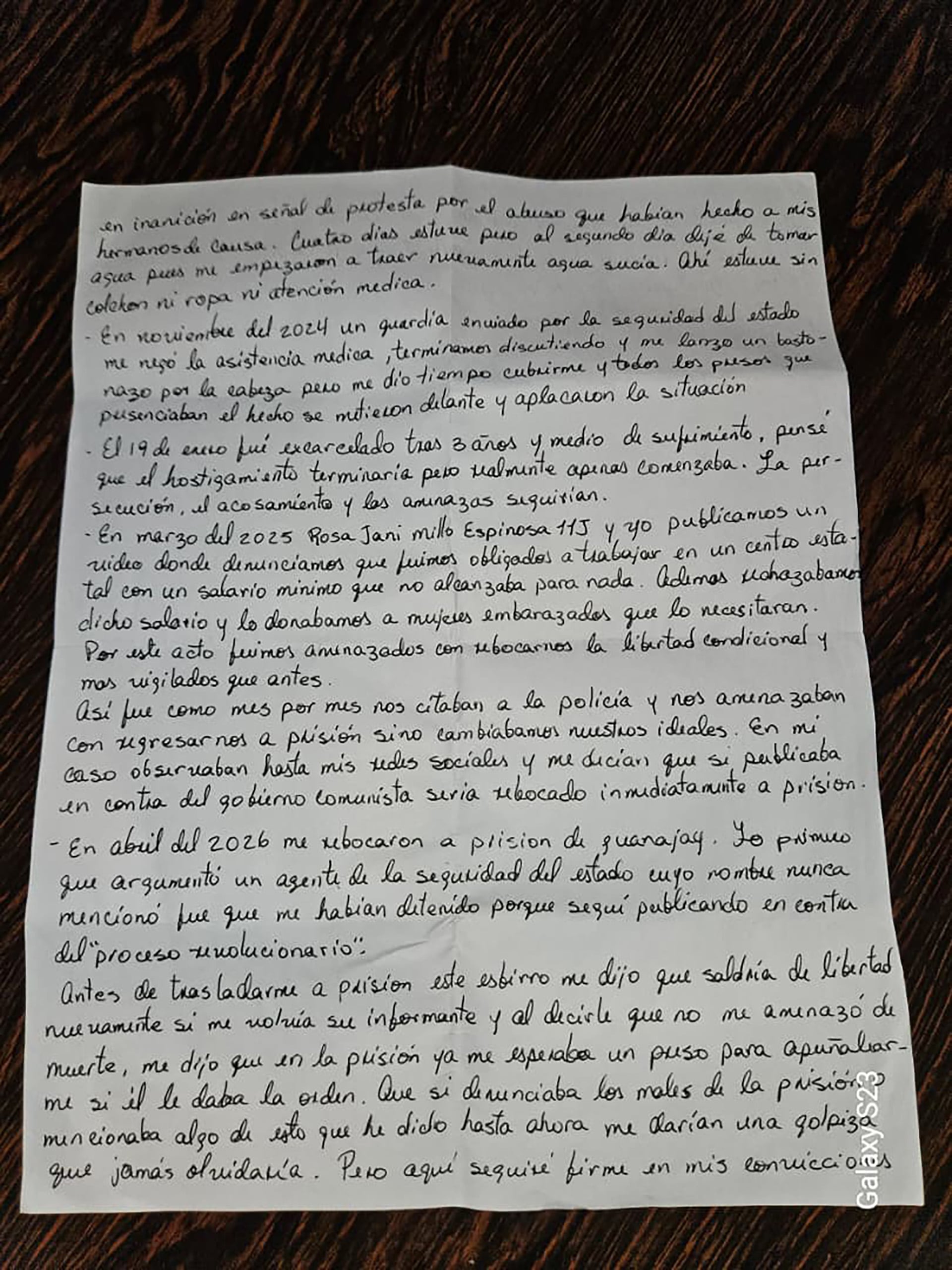 El preso político relató golpizas, aislamiento prolongado y la propuesta de un agente estatal que le ofreció libertad a cambio de volverse informante (Prisoners Defenders)