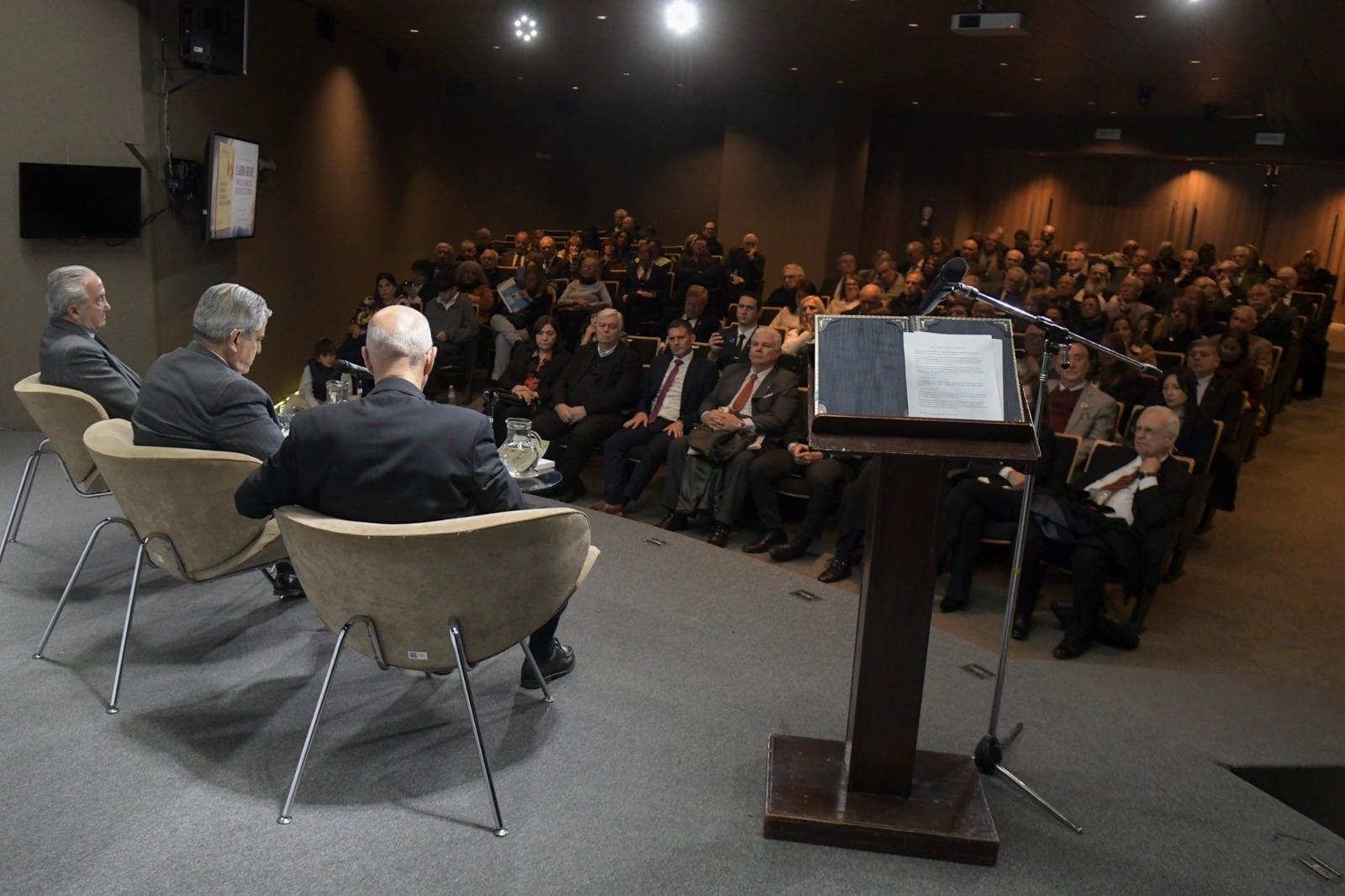 La obra reúne testimonios heterogéneos para transformar la cultura de confrontación en un espacio de diálogo intergeneracional.