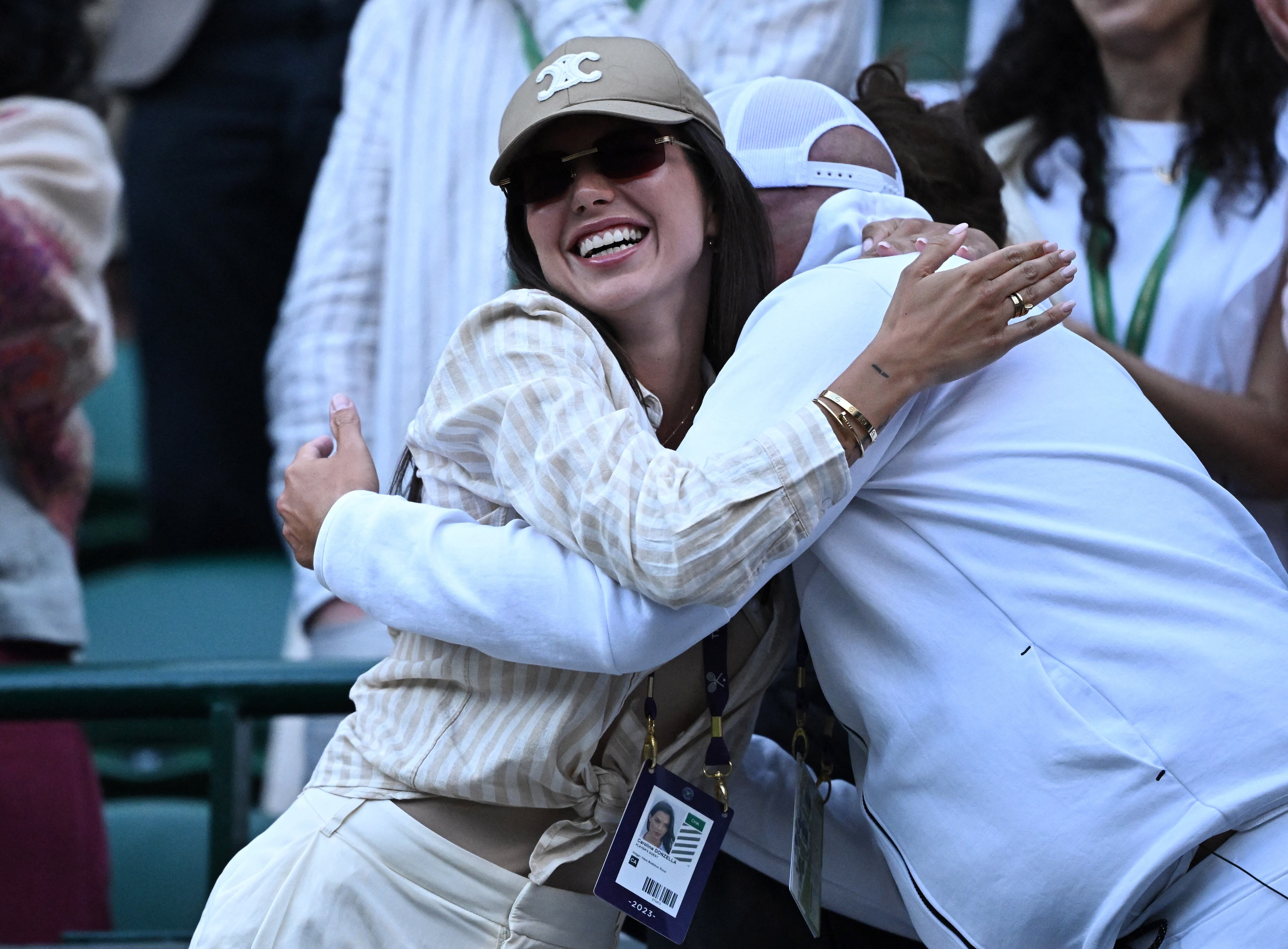 Carolina Donzella celebra un punto de Holger Rune en Wimbledon (REUTERS/Dylan Martinez)