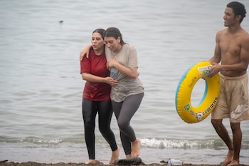 Decenas de personas siguen intentando cruzar la frontera, a 31 de julio de 2026, en Ceuta (España). (Marcos Moreno/Europa Press)