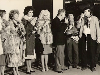 Junto con el elenco de