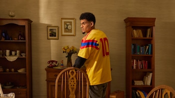 Luis Díaz tiene un “gemelo” que vende chuzos en la calle y en redes sociales bromean pidiéndole explicaciones a su padre Mane Díaz