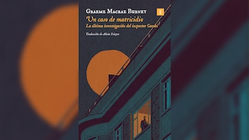 Portada del libro 'Un caso de matricidio' de Graeme Macrae Burnet. Muestra un edificio oscuro con un hombre en una ventana iluminada y un gran sol naranja detrás