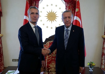 Foto de archivo: El presidente de Turquía, Recep Tayyip Erdogan, estrecha la mano del secretario general de la OTAN, Jens Stoltenberg, en Estambul el 4 de junio de 2023 (REUTERS)