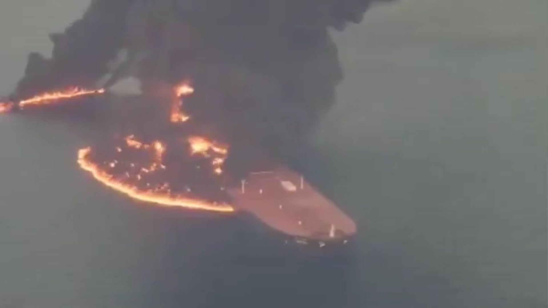 Irán reporta incendio de un superpetrolero tras explotar una mina en Ormuz