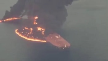 Irán informó que un superpetrolero se incendió tras chocar con una mina marítima al salir del estrecho de Ormuz