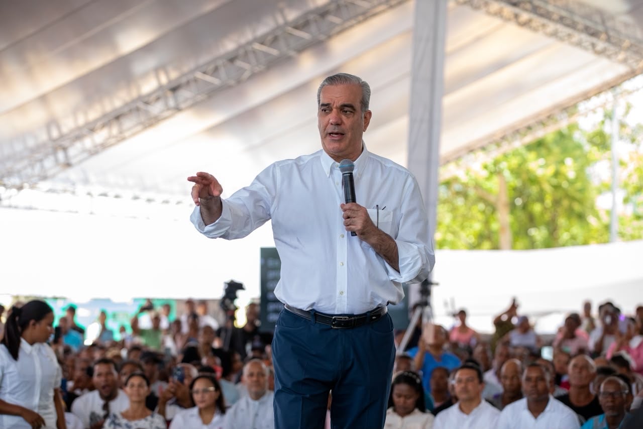 Luis Abinader afirmó que los títulos de propiedad otorgan respaldo legal a familias que ocuparon terrenos durante años sin documentación. (Foto cortesía Presidencia de la República Dominicana)