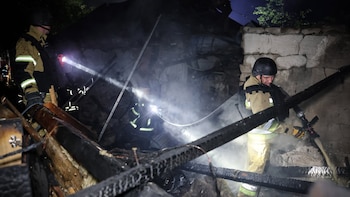 Bomberos intentan apagar el incendio provocado por el ataque ruso (Facebook del Servicio de Emergencias de Ucrania)