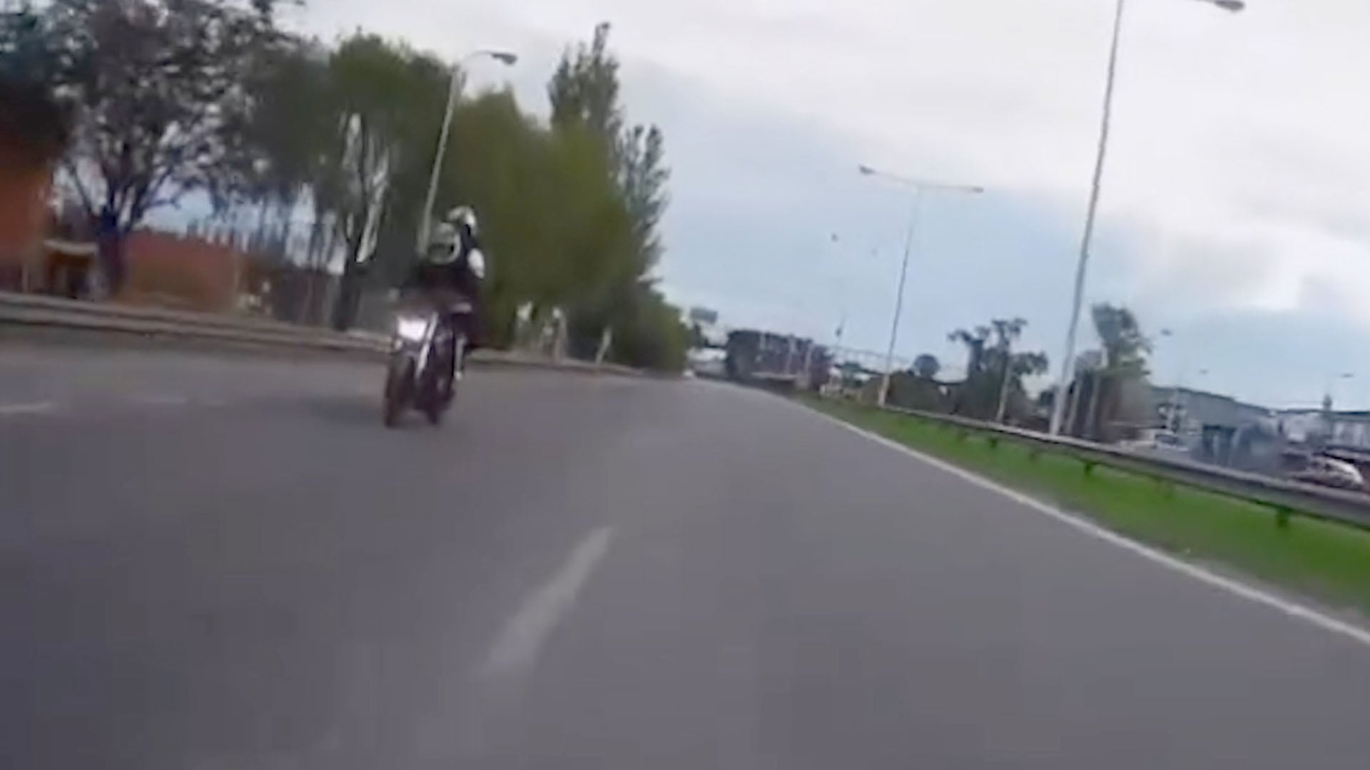 El motociclista realizó una rápida maniobra y escapó de los motochorros.