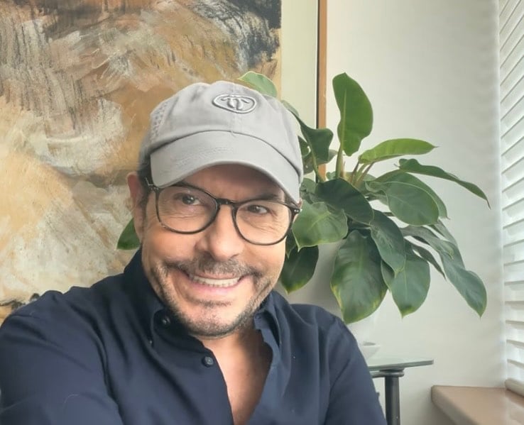 El presentador relató que no pudo llegar a tiempo al funeral y solo recibió la urna con las cenizas de su madre tres días después (Instagram: @juanjoseorigel)