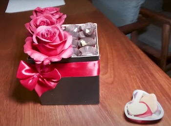 Entre lo encontrado en la última casa donde habitó El Mencho fue ubicado una caja de chocolates y rosas que pudo haber compartido con su última novia, clave en el seguimiento para atraparlo y abatirlo