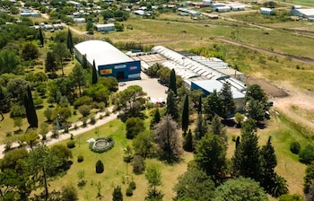 La pyme FADEMI fabrica baterías para vehículos y está en Larroque, un pueblo de Entre Ríos