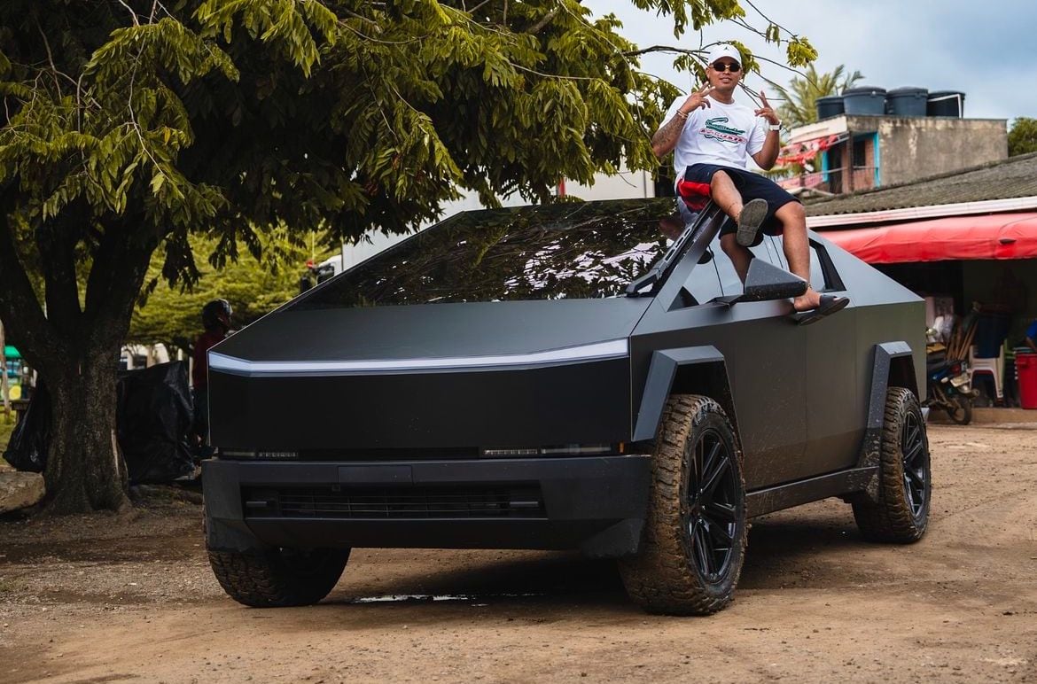 Colombiano presumió a sus seguidores la lujosa Cybertruck con la que recorrió las calles de Necoclí - crédito @javier.arias.stunt/IG