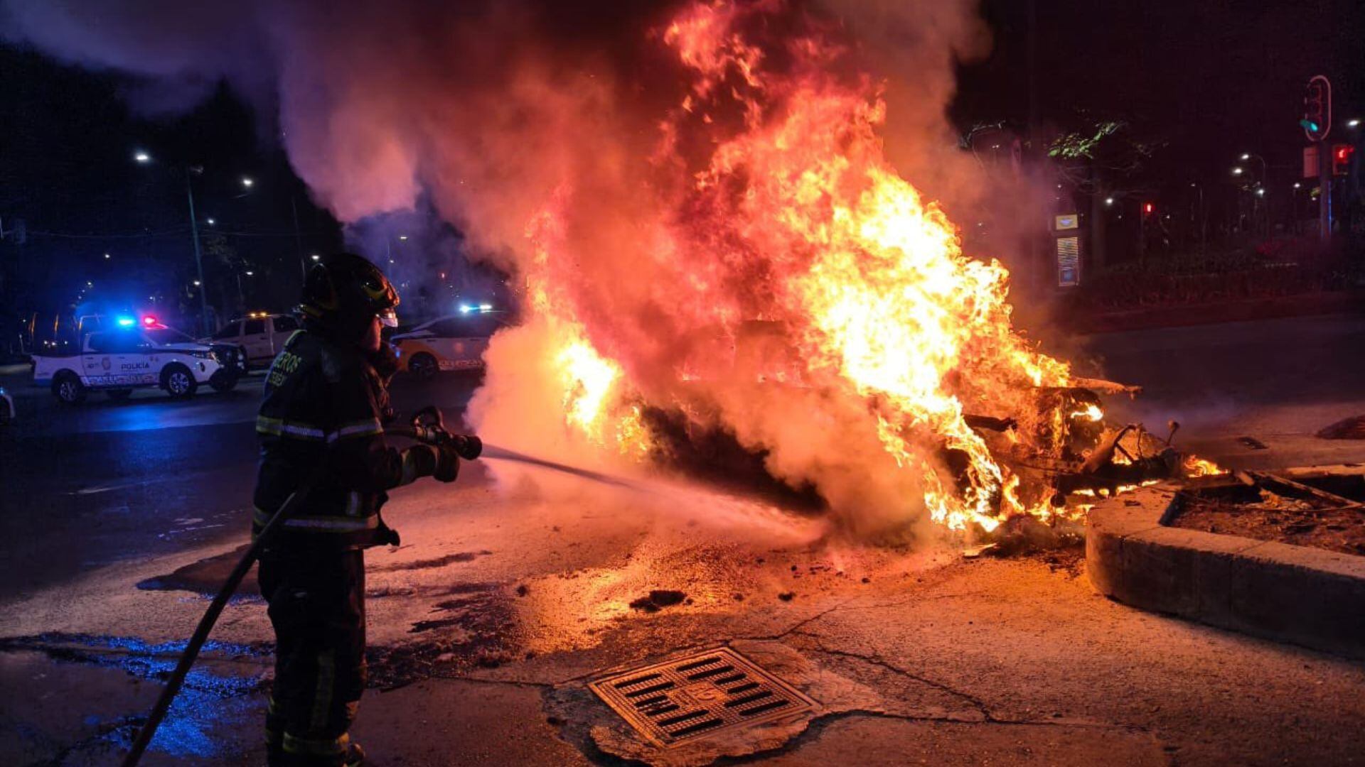 Al sur de la CDMX se incendió un automóvil, lo que generó alarma entre ciudadanos. (X/@Bomberos_CDMX)