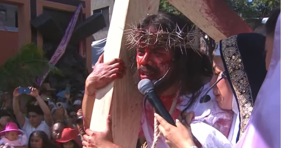 Jesús cae por segunda vez y se encuentra con su madre, la Virgen María.
(Captura de pantalla)