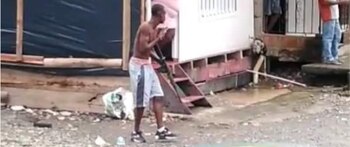 Los hombres con armas largas