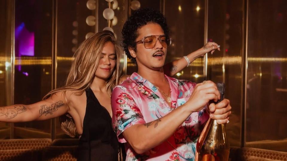 Karol G y Bruno Mars desataron rumores de romance tras publicar una serie de fotos juntos en redes sociales - crédito @karolg/Instagram