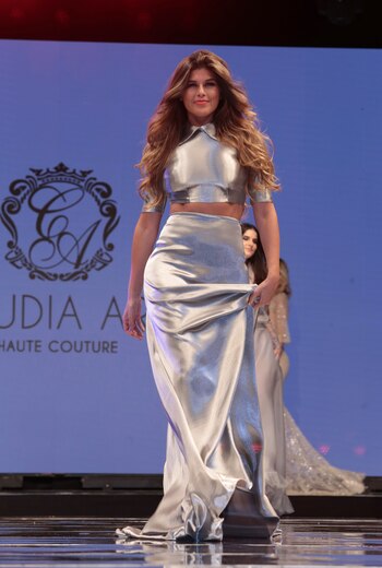 Mariana Antoniale desfilando para Claudia