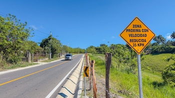 El presidente Luis Abinader habla en un podio con micrófono, con una bandera dominicana a su izquierda y un banner de Egehid detrás