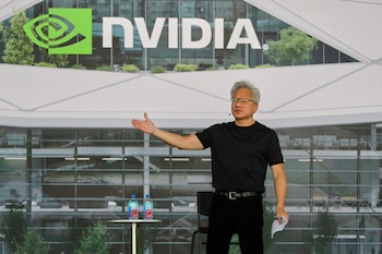 En este contexto, Nvidia anunció una inversión de 100.000 millones de dólares para acelerar el desarrollo de infraestructuras de inteligencia artificial. (AP)