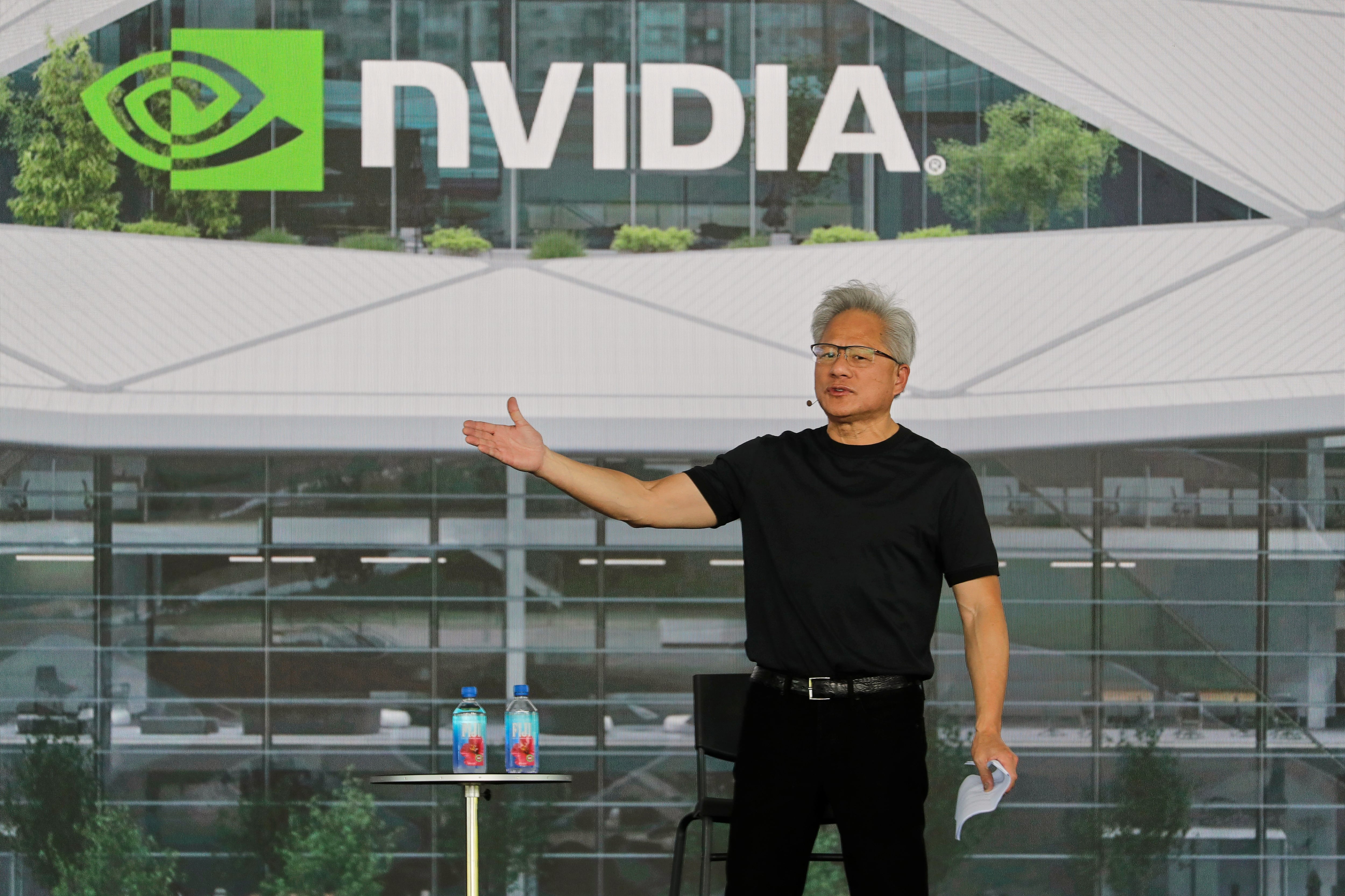 En este contexto, Nvidia anunció una inversión de 100.000 millones de dólares para acelerar el desarrollo de infraestructuras de inteligencia artificial. (AP)