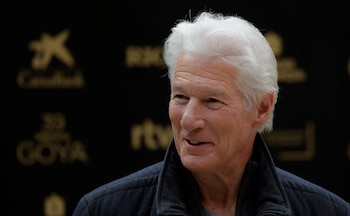 Las imágenes de Richard Gere en el set de Asimetría muestran su cabello blanco y barba plateada, sin disimular el paso del tiempo - REUTERS/Jon Nazca