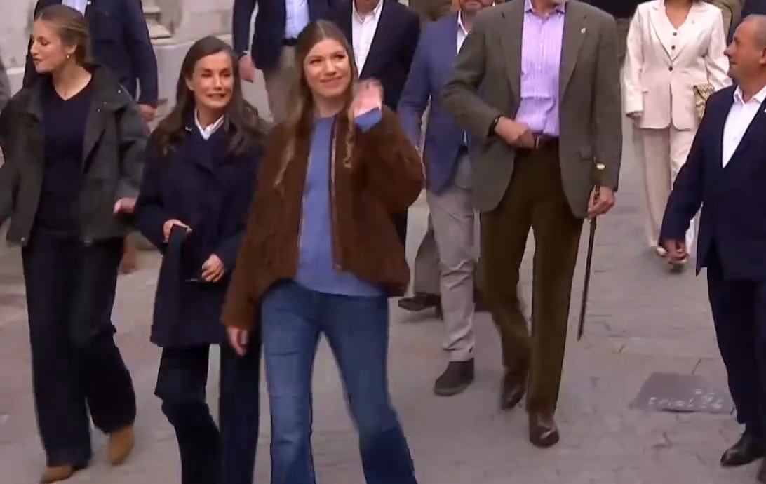 La princesa Leonor y la infanta Sofía cierran los Premios Princesa de Asturias 2026 con dos looks combinados, vaqueros y comodidad en su visita al Pueblo Ejemplar