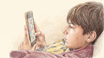 Ilustración de un joven con cabello castaño recostado, sosteniendo un teléfono inteligente con ambas manos y mirando su pantalla.