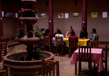 Indígenas huyen de la violencia machista con su propio restaurante en México