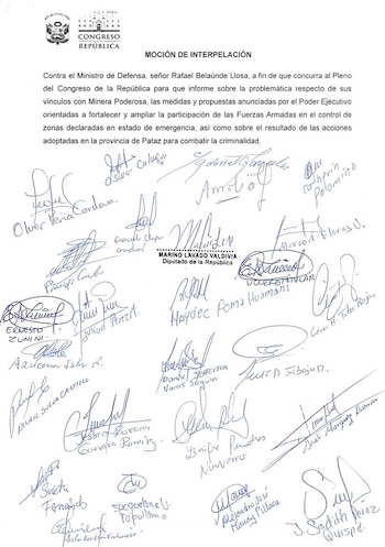Documento blanco con el título Moción de Interpelación. Contiene texto impreso en negro y más de veinte firmas manuscritas en tinta azul de congresistas
