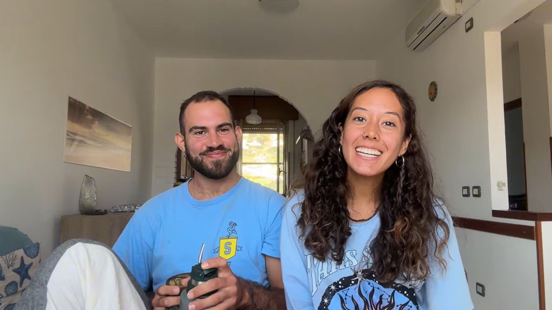 La búsqueda de trabajo en Francia se apoyó en grupos de Facebook y WhatsApp con ofertas laborales organizadas por zona (Yt: @ Cami & Mati - Siendo Nómades)