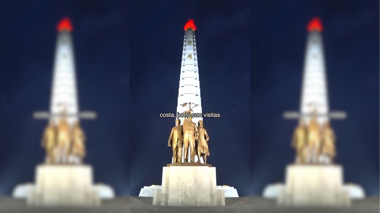 Una de las estatuas que pueden visitarse en Corea del Norte (@caminante.rojo/TikTok)