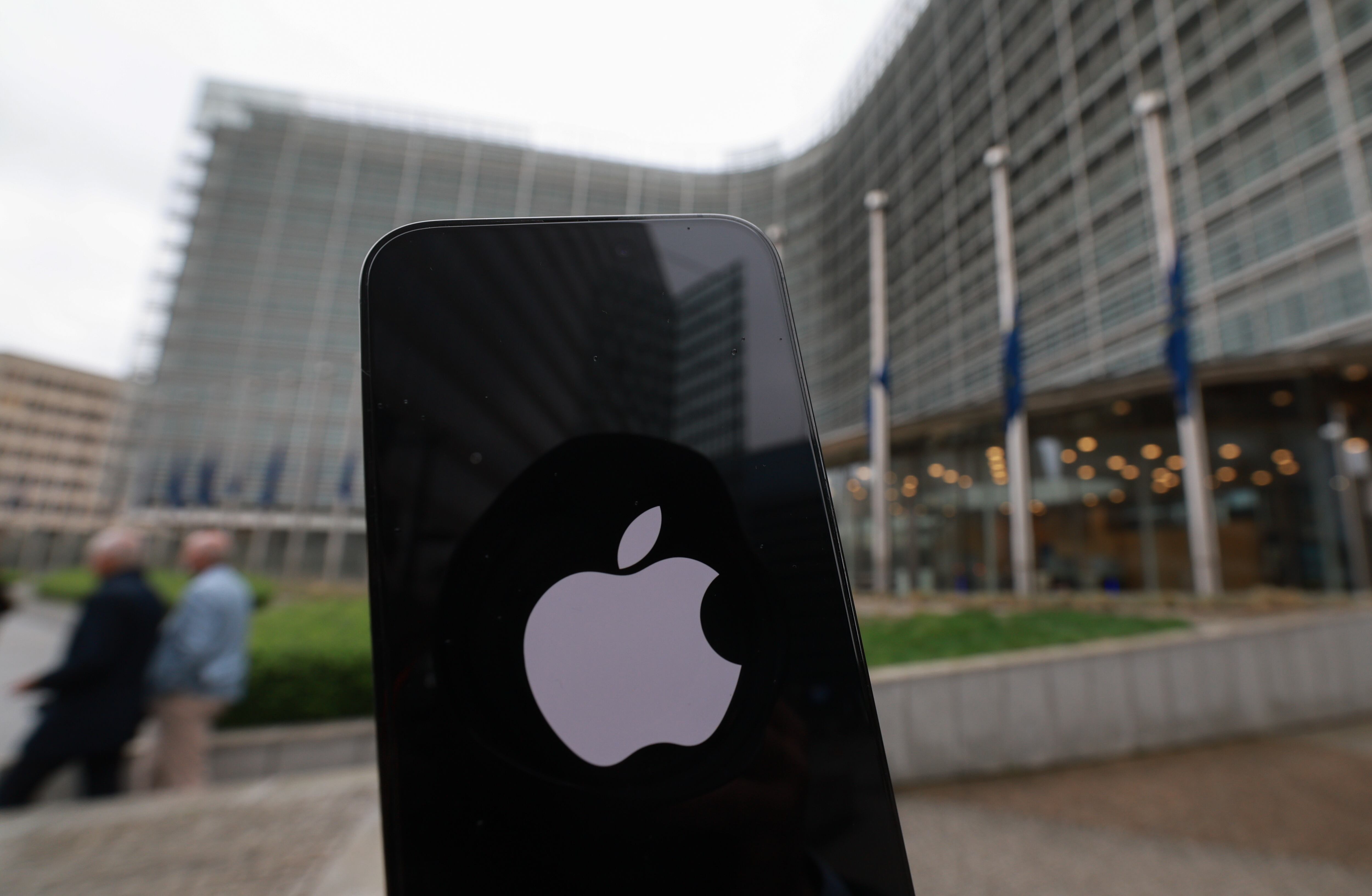 La integración de detección de accidentes en los teléfonos de Apple permite alertar a servicios de emergencia y compartir la ubicación del usuario, elevando los estándares de protección vial en dispositivos inteligentes - EFE/EPA/OLIVIER HOSLET