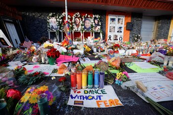 Memorial en el club nocturno LGBT de Colorado donde ocurrió un tiroteo días atrás (Reuters)