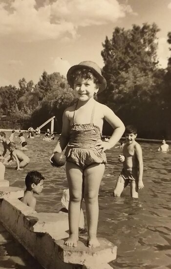 Una nena parada en el