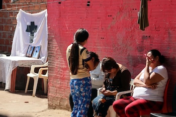 Familiares participan en un velorio simbólico este martes, de dos jóvenes que murieron tras ser reclutados por Rusia para la guerra con Ucrania este martes, en Santa Cruz (Bolivia) (EFE/ Juan Carlos Torrejon)