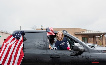 Una joven flamea una bandera