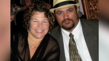 Betsy Faria junto a su