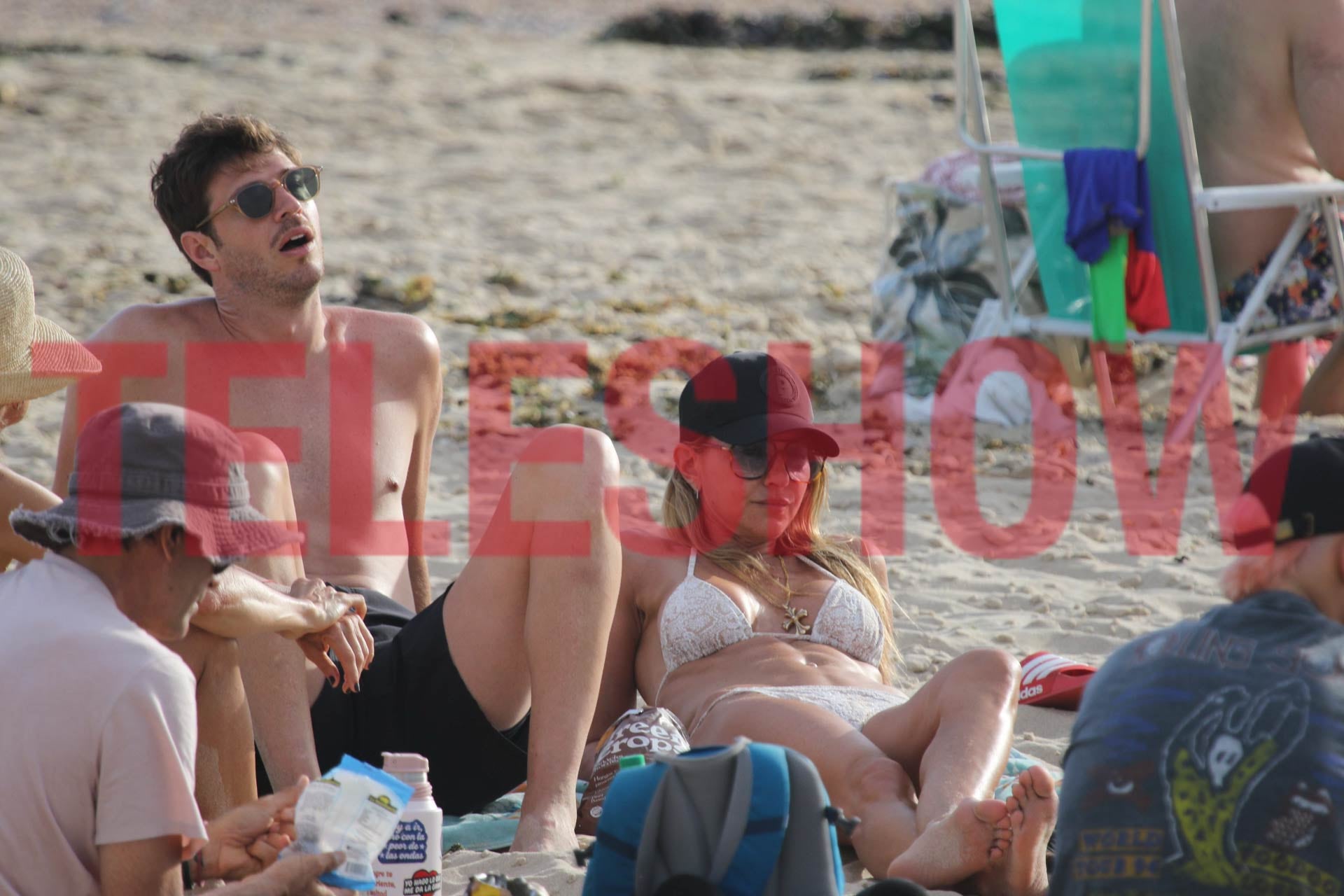 Recostada sobre la toalla y con actitud distendida, Andrea compartió momentos de complicidad con su grupo