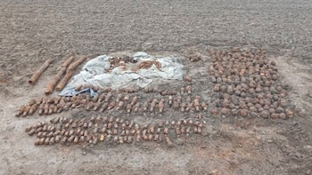 Un granjero encontró 710 restos explosivos de la Segunda Guerra Mundial en un campo de Płońsk, en Polonia
